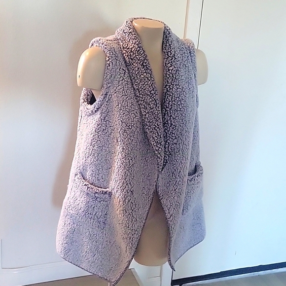 UGG KOOLABURRA Hooded Sherpa Vest Open Front Pockets Cozy Comfy Layering Winter - Picture 3 of 8